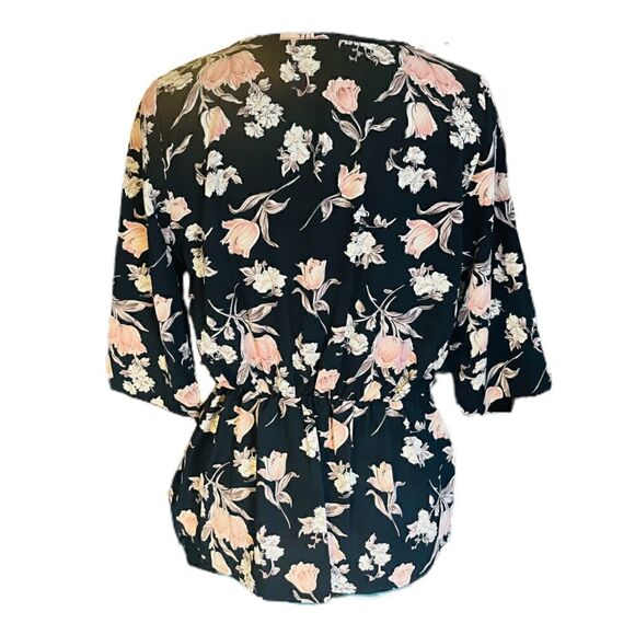Sienna Sky Floral Wrap Top Size Medium - Picture 4 of 5
